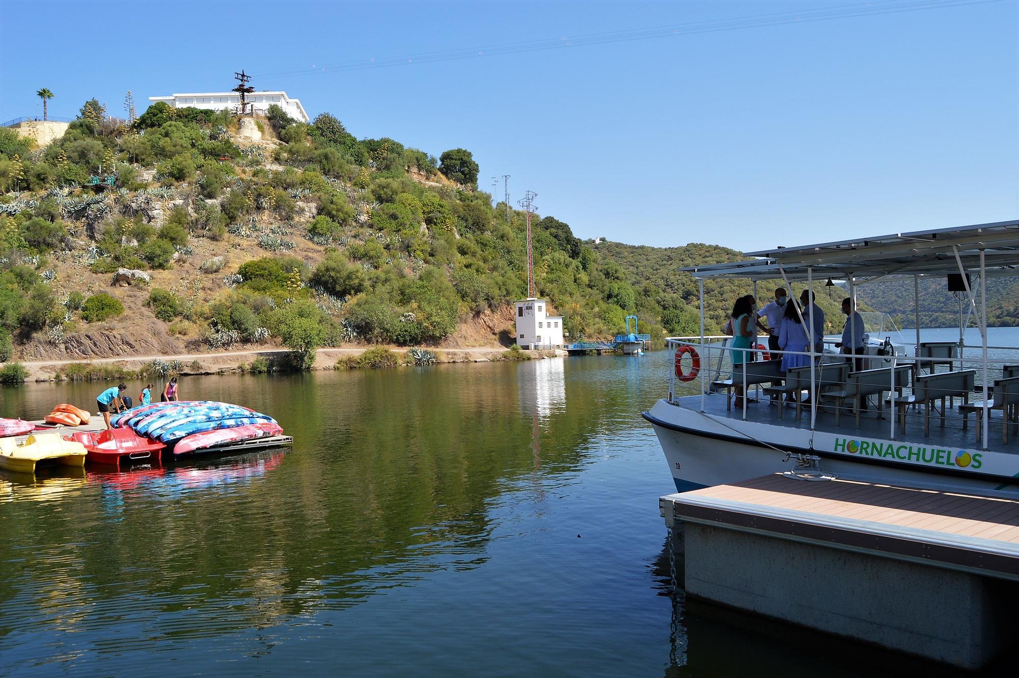 El barco solar de Hornachuelos realiza su paseo inaugural