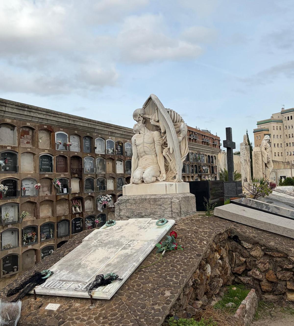 La escultura "El petó de la mort" en el Cementiri de Poblenou en una imagen.
