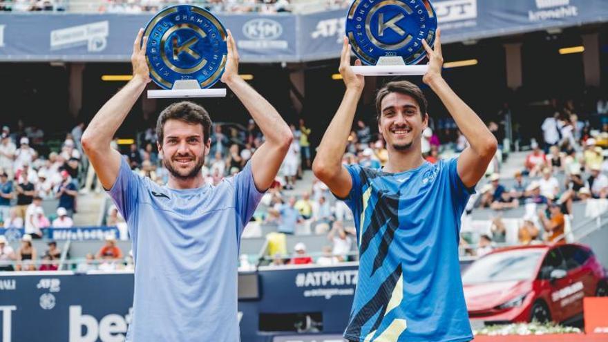 Pedro Martínez alza el título del torneo de Kitzbühel junto a su compañero Lorenzo Sonego. | ATP