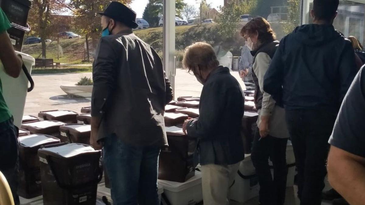 Veïns de Solsona recollint els cubells del porta a porta | AJ. SOLSONA