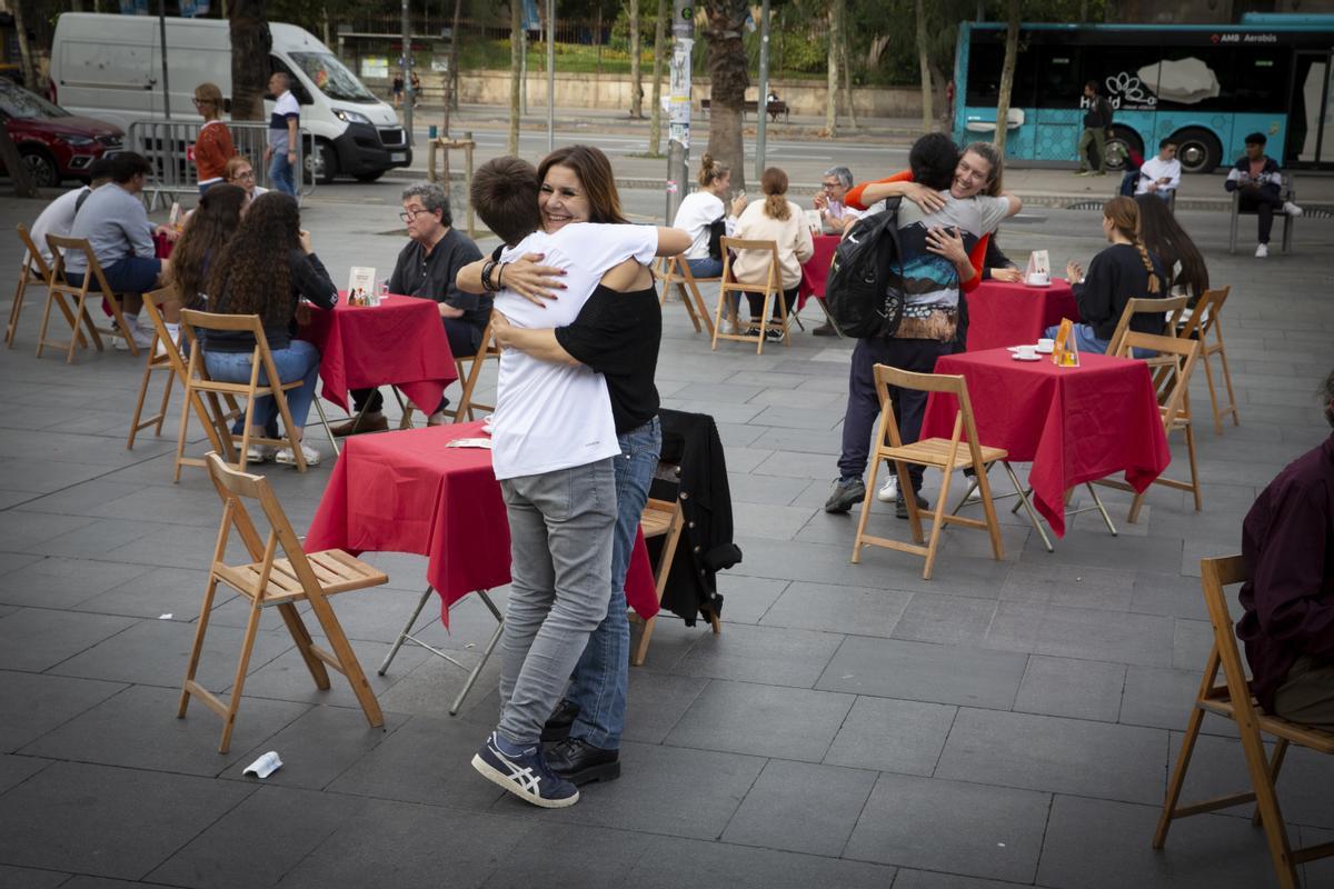 Campaña del Hospital Sant Joan de Dèu Cafè Solidari contra la soledad no deseada en la plaça Universitat de Barcelona