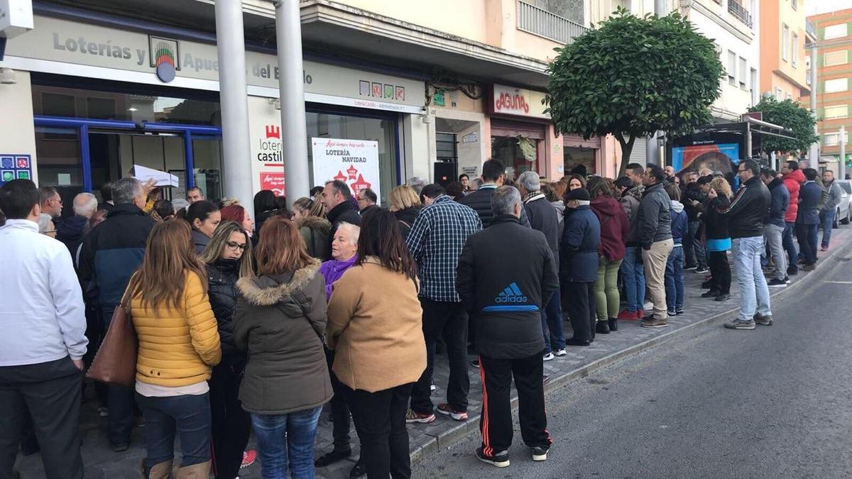 La gente hace cola para comprar su décimo de la Lotería de Navidad