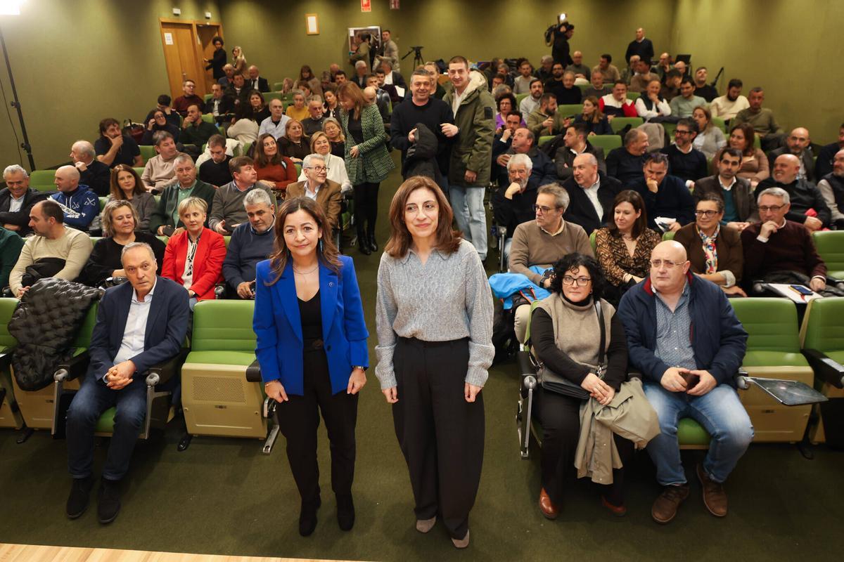 Marta Villaverde y Ángelez Vázquez en la reunión con el sector del mar y responsables municipales.