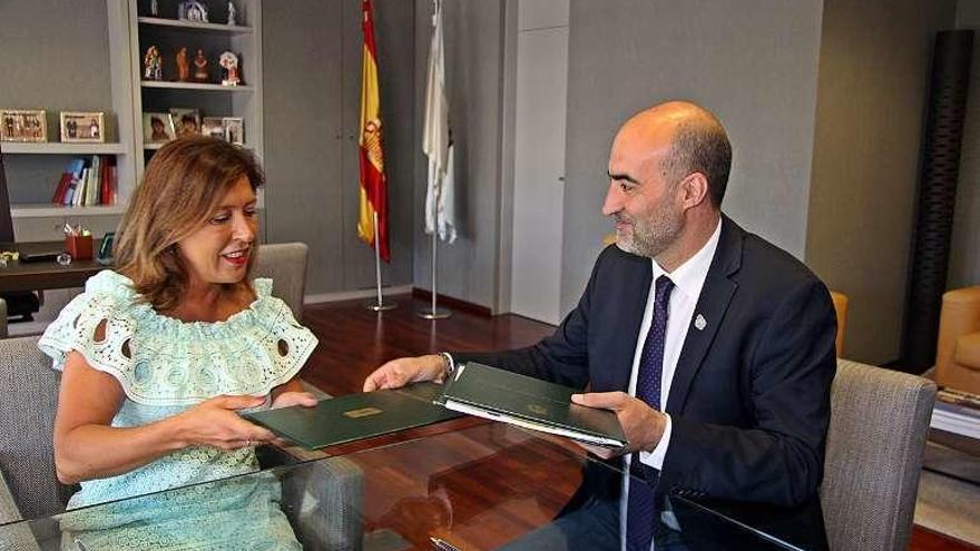 Beatriz Mato durante la firma con el alcalde. // Fdv