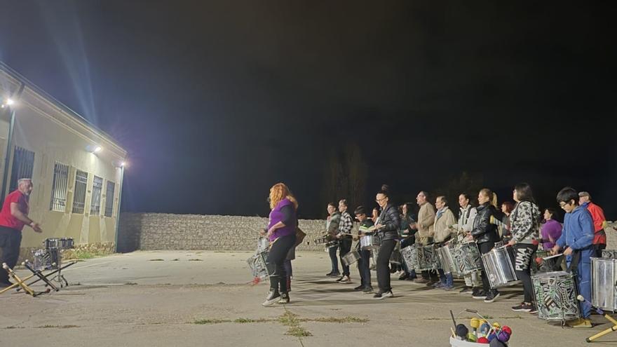 Los vecinos de San Frontis ya se mueven al ritmo de las clases de batucada