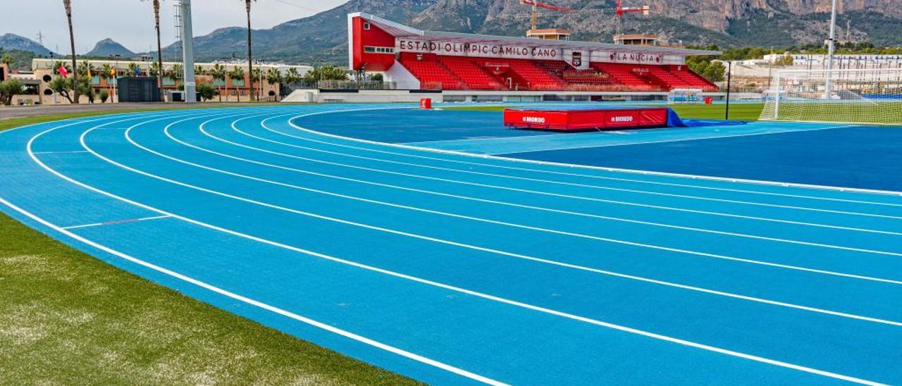 Imagen actual de la pista de atletismo completamente vacía.