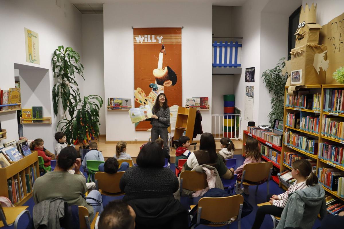 Cuenta cuentos para niños en la biblioteca Antonio Gala