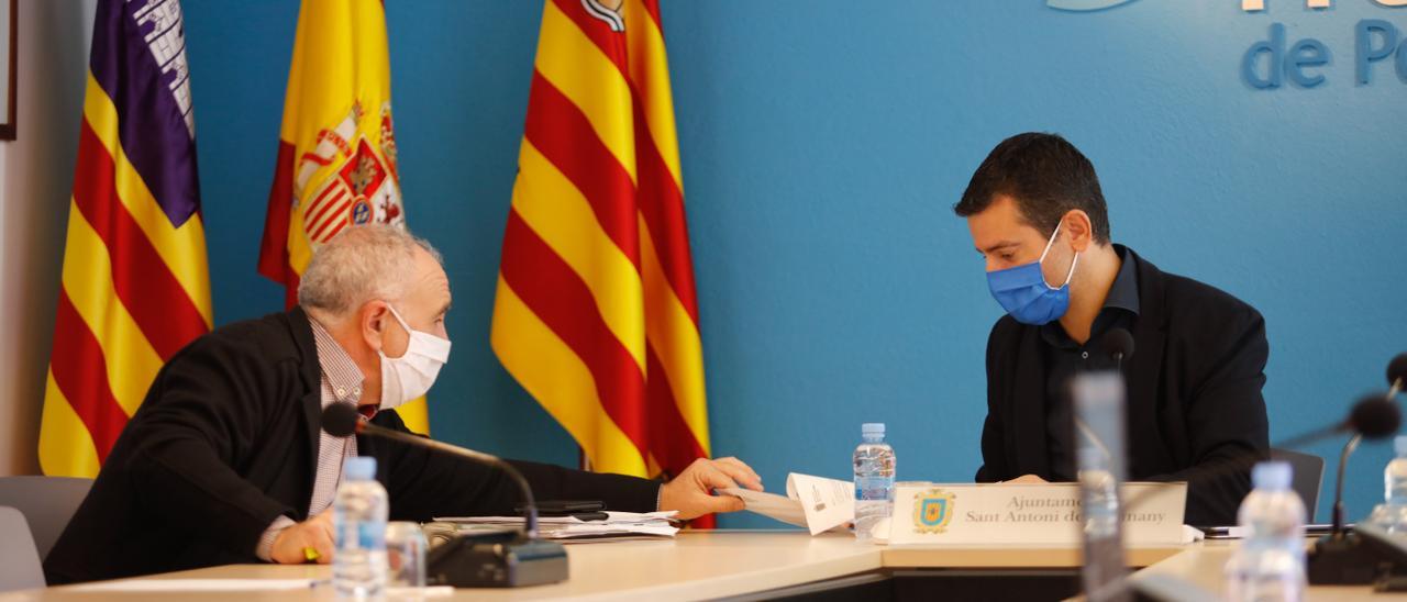 Joan Torres y Marcos Serra, en un pleno de Sant Antoni.