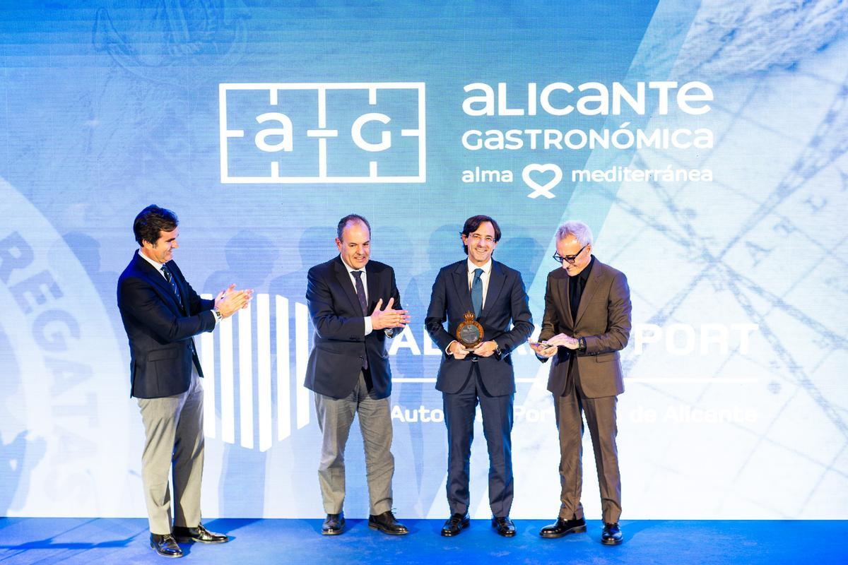 Miguel López Barbero, presidente del RCRA; el presidente de la Cámara de Comercio Carlos Baño; el presidente de la Autoridad Portuaria Luis Rodríguez, y Jesús Navarro, presidente de Alicante Gastronómica Solidaria.