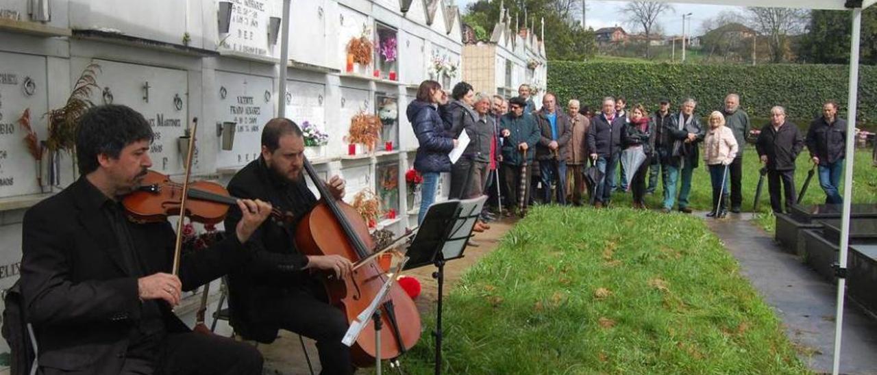 Moisés Álvarez y Javier San Marcos actúan durante el homenaje.