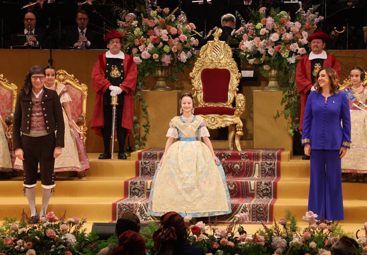 Imposición de bandas a Marta Mercader y la corte de honor infantil de las Fallas 2026