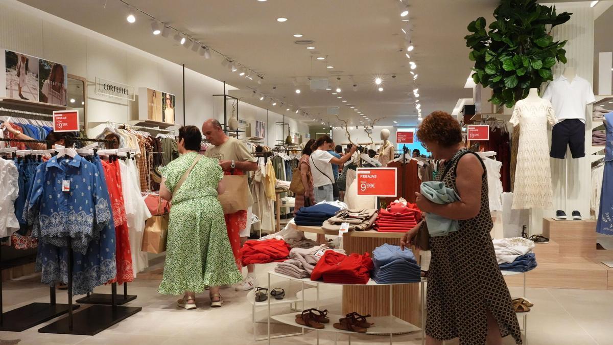 Apertura de nueva tienda de moda en Salera.