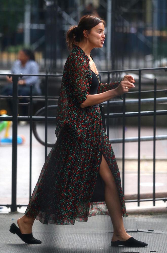 Irina Shayk, con look de florecitas y zapatos tipo mules