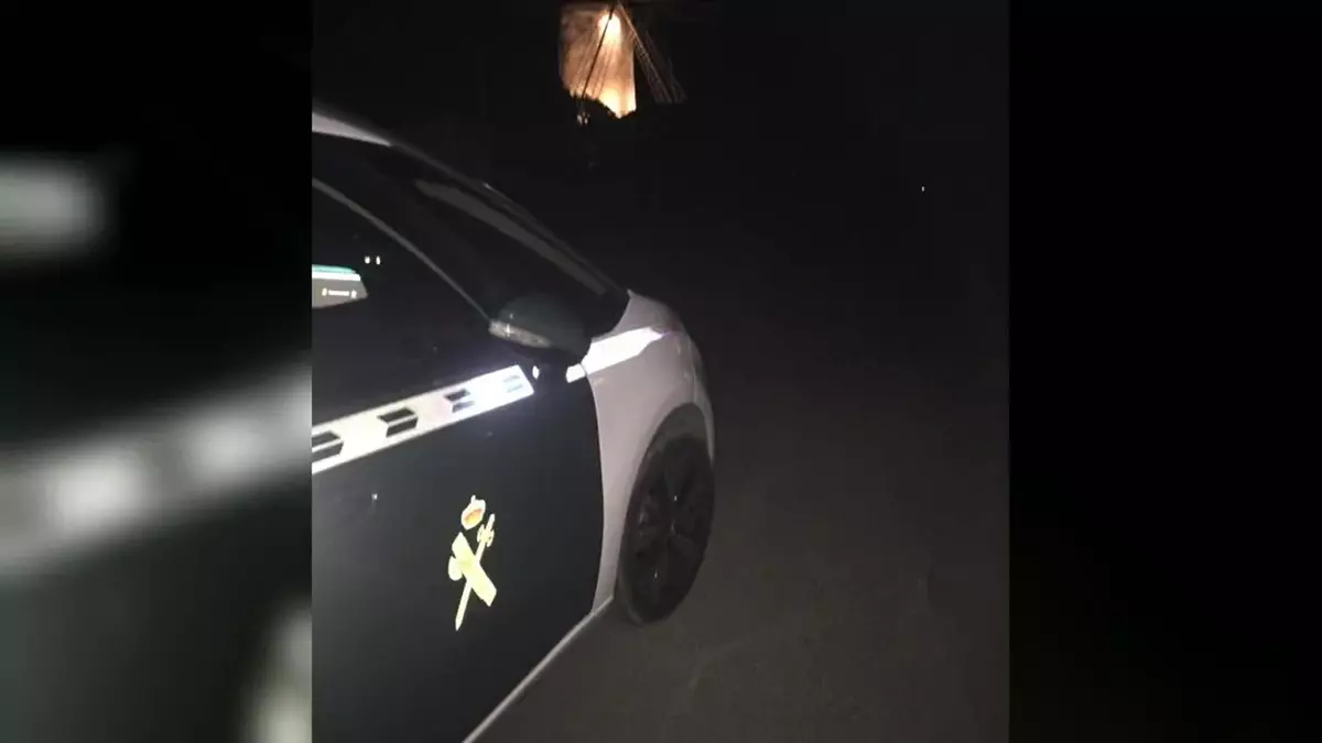 Un joven se atrinchera con una motosierra en su casa de Mallorca, causa varios incendios y amenaza a su madre con matarla