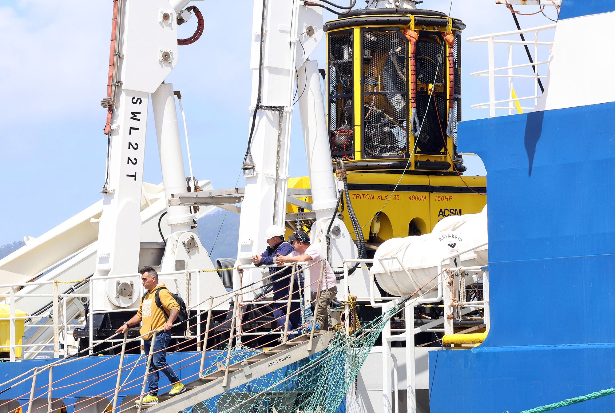 Tripulación en la cubierta del “Ártabro” con los robots “Triton”, con los que buscarán los restos del barco