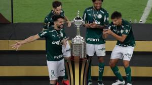 Varios jugadores del Palmeiras rodean eufóricos el trofeo de la Libertadores antes de la entrega