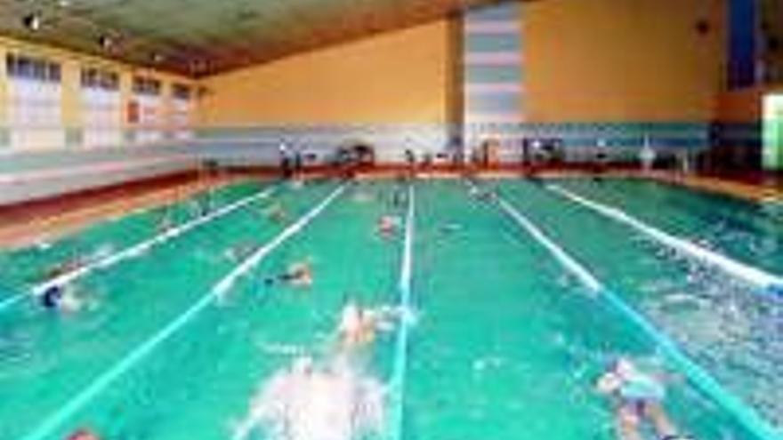 La piscina cubierta no abrirá en meses por el deterioro del techo