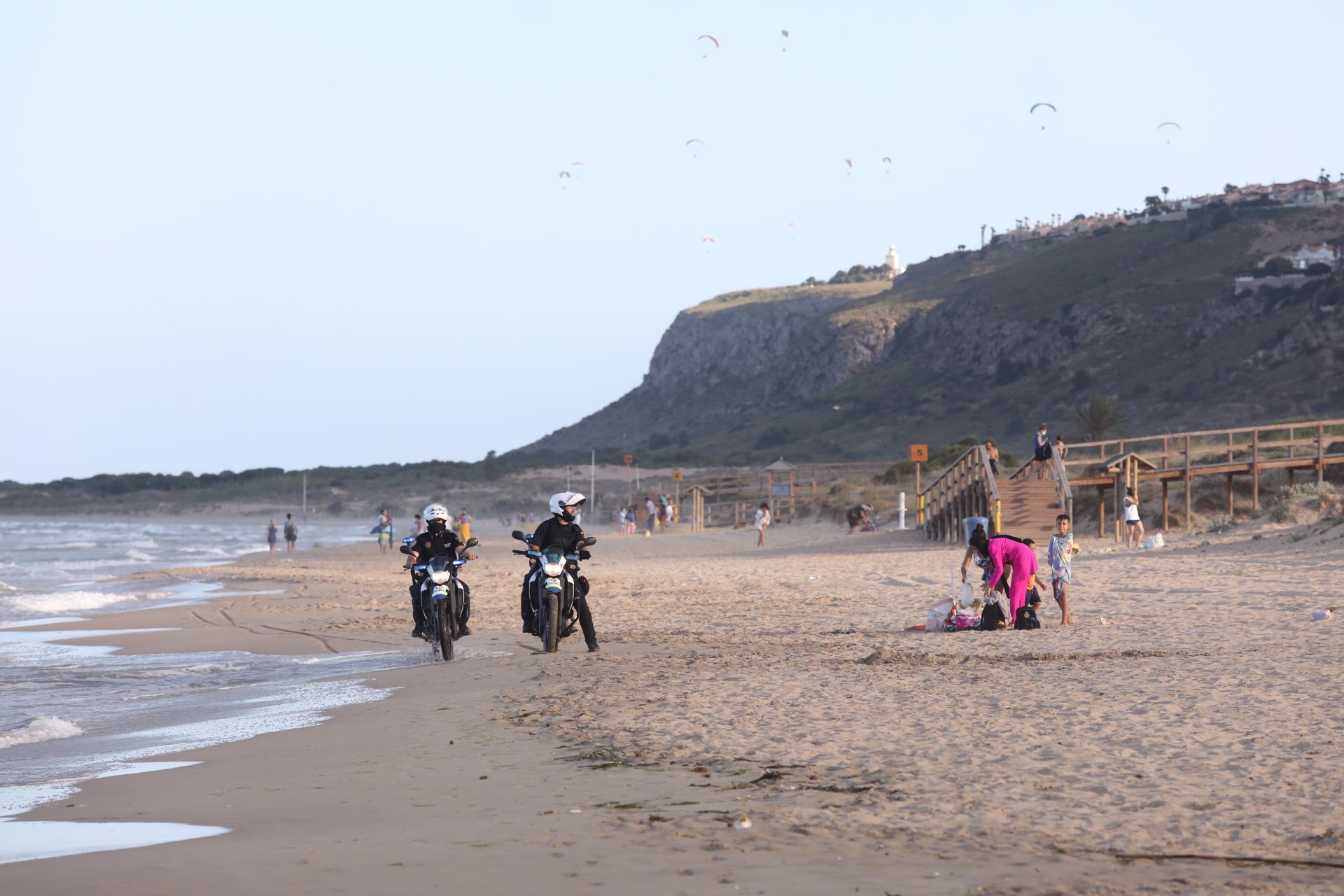 La policía desaloja la playa de Arenales en la noche de San Juan