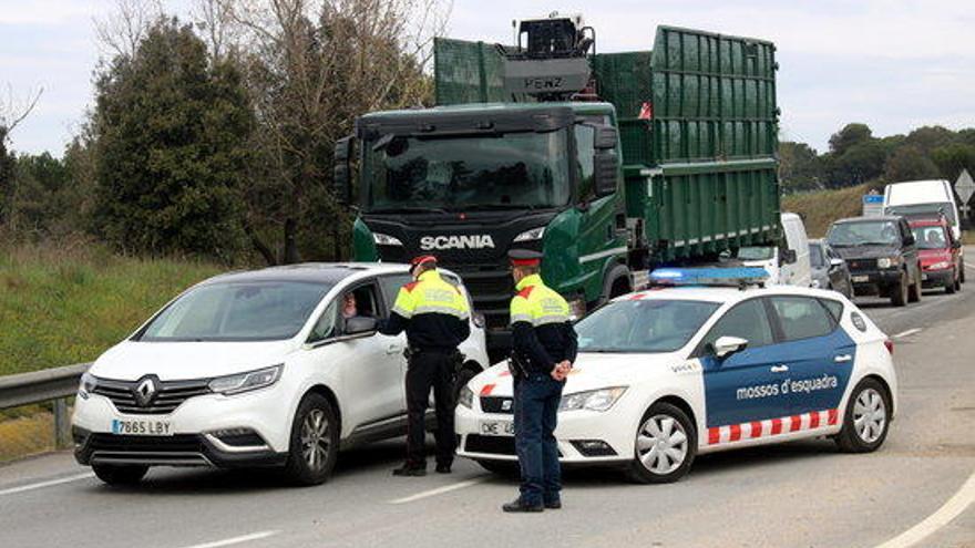 Un control que els Mossos d&#039;Esquadra van fer el març a Cassà de la Selva en el marc de l&#039;estat d&#039;alarma pel coronavirus