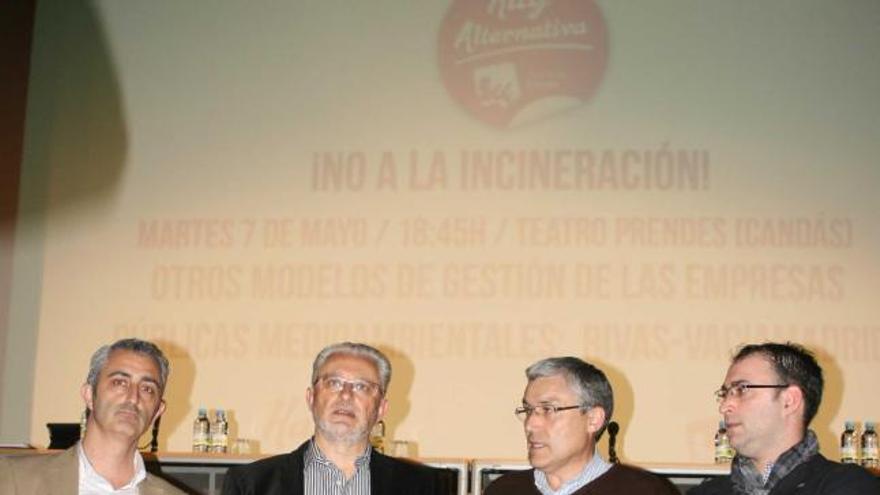 Ángel García, Fausto Fernández, Manuel González Orviz, coordinador general de IU en Asturias, y Manuel Medina, ayer en el Prendes de Candás.