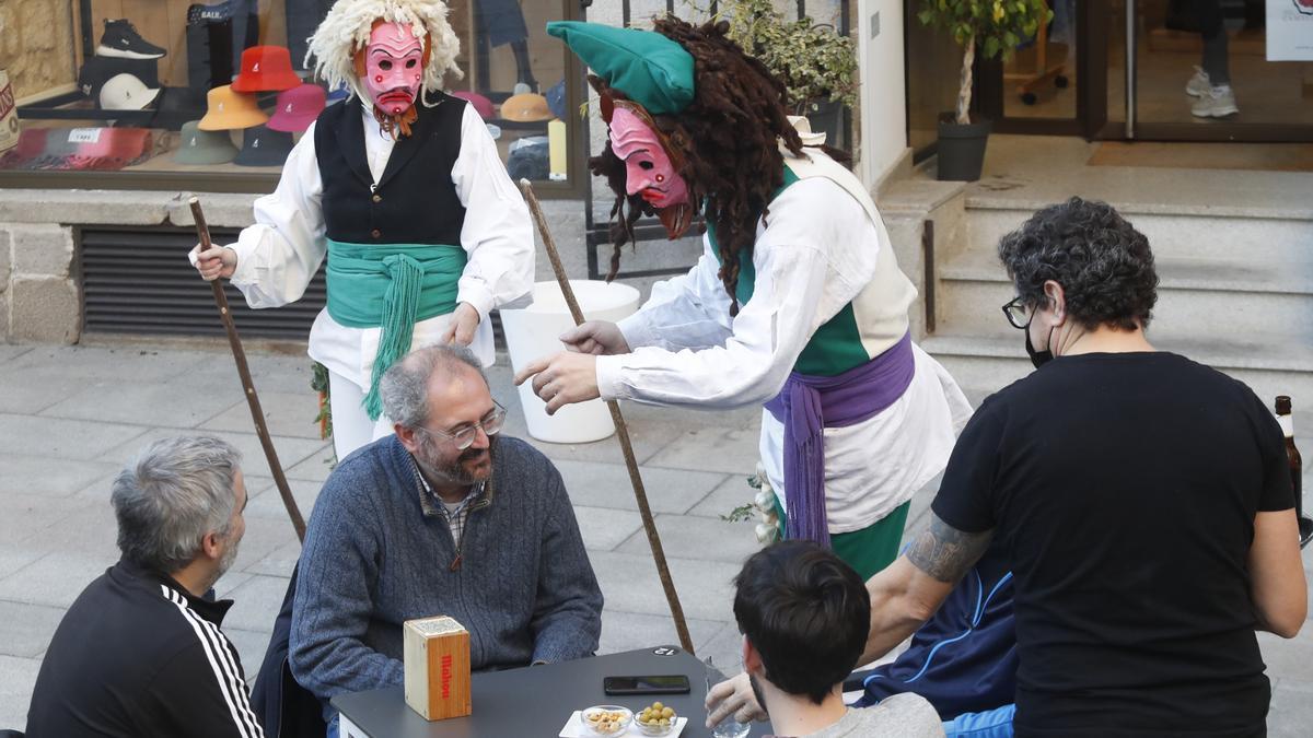 Los merdeiros se acercan a un grupo de vecinos en Vigo.