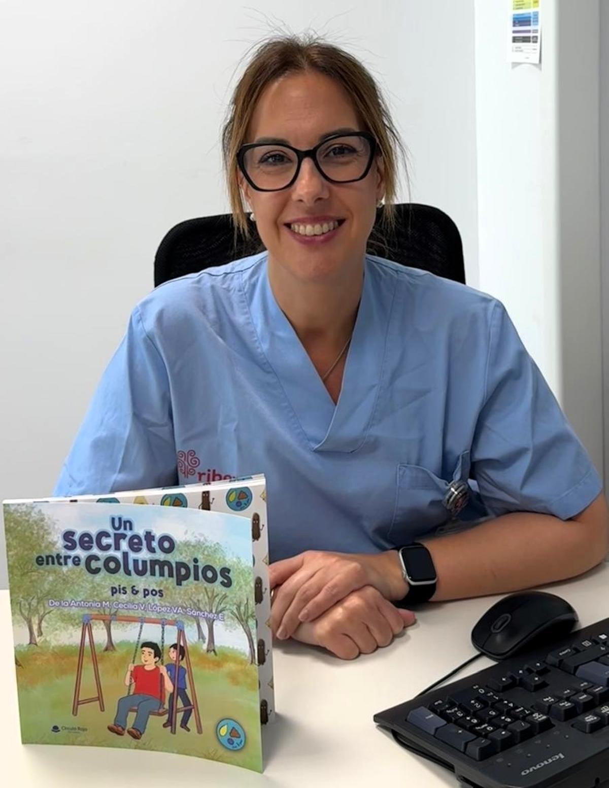 La enfermera especializada en ostomías en el Hospital del Vinalopó en Elche con el libro de Pis y Pos