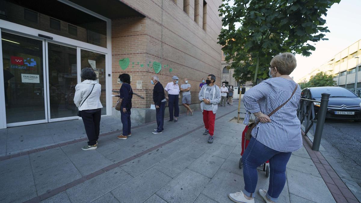 Colas a la entrada de un centro de salud de Madrid en primera ola