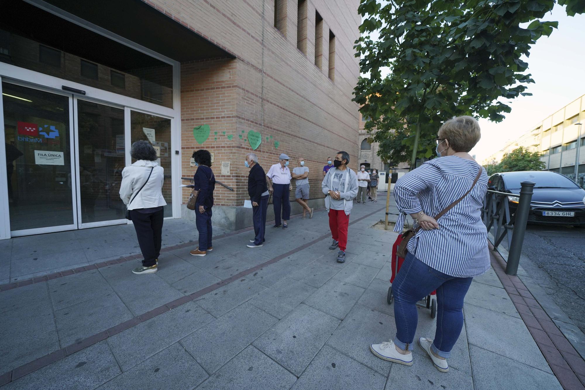 Colas a la entrada de un centro de salud de Madrid en primera ola