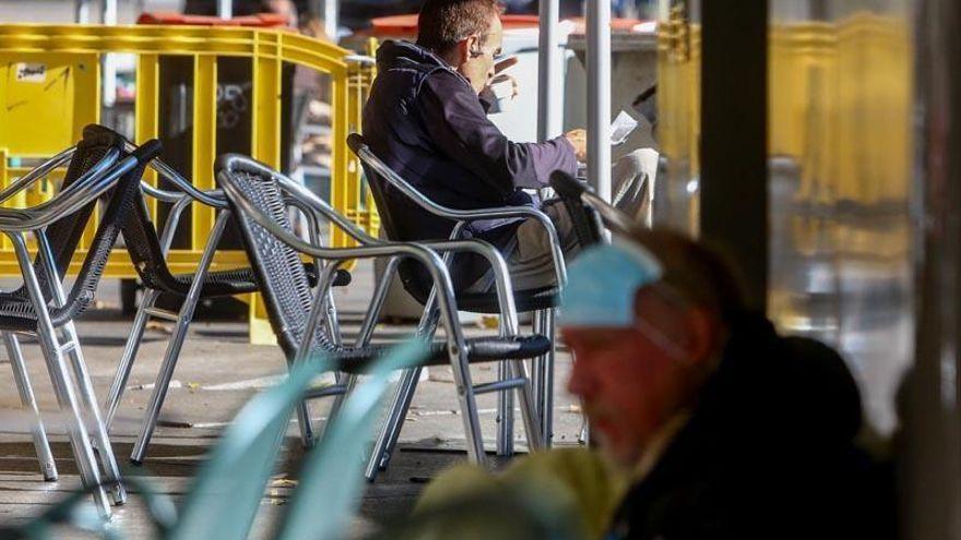 Una terraza semivacía durante el nivel de alerta 2.