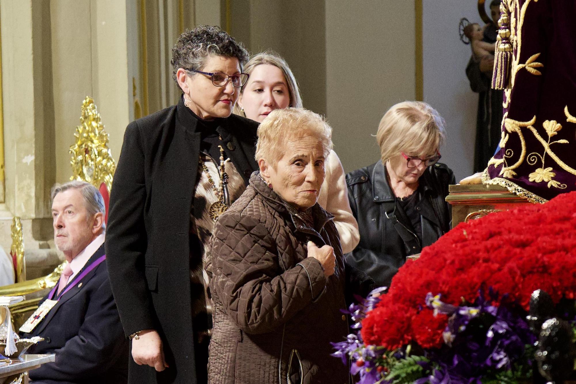 Tradicional Besapié del Cristo del Rescate en Murcia.