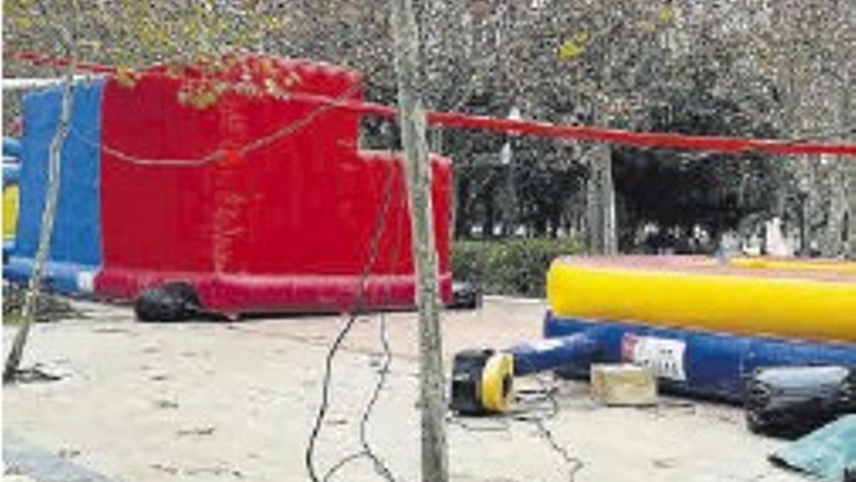 Instalación dañada en la Fira de Nadal de 2022 en el parque Ribalta.