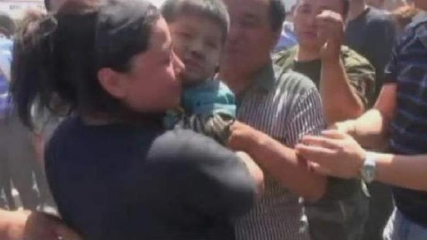 Rescate de un niño atrapado en un estrecho pozo en China