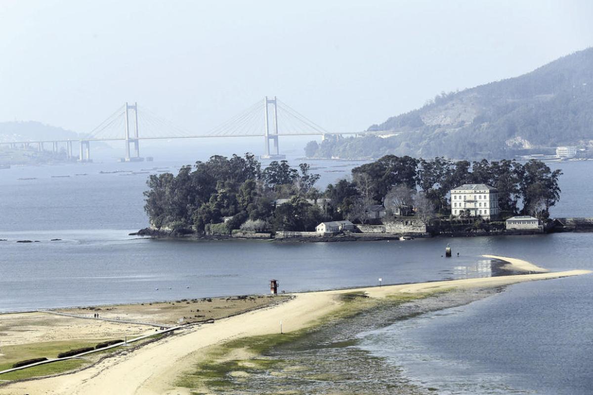 San Simón, una isla cargada por la historia. // Adrián Irago