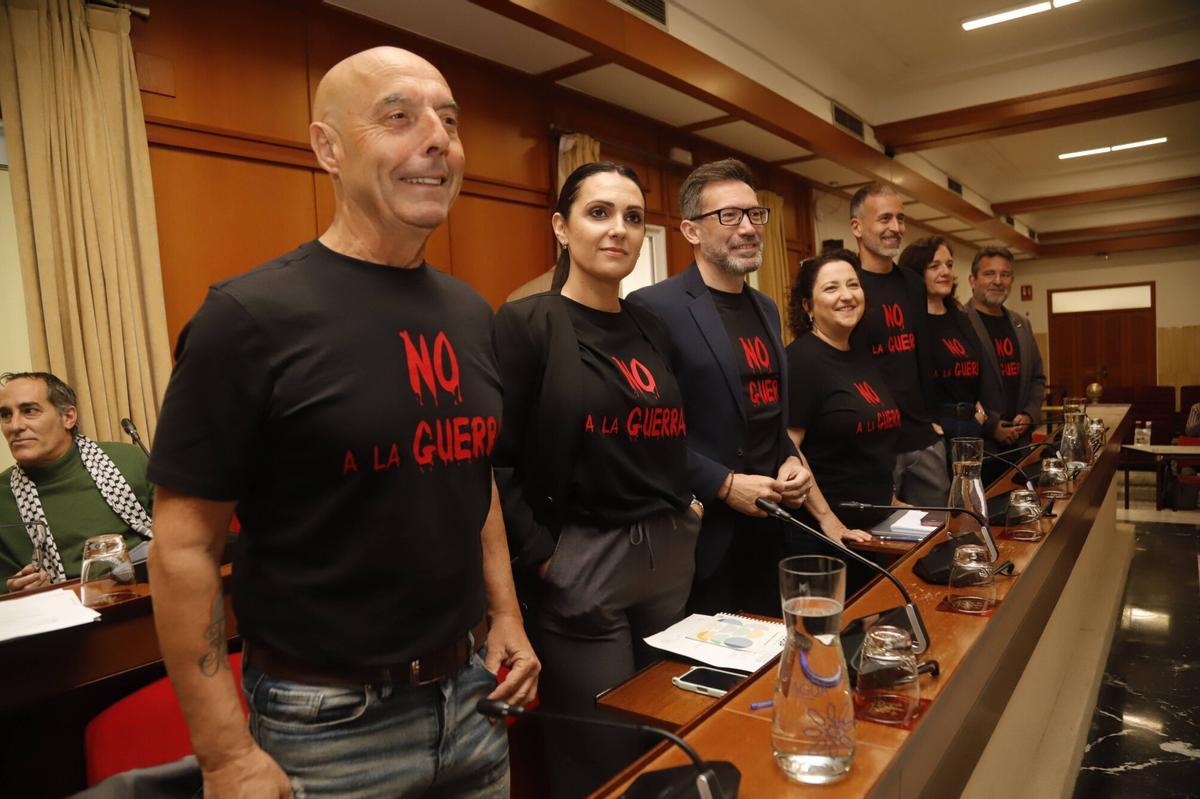Concejales del PSOE con camisetas del 'No a la guerra' en el salón de plenos del Ayuntamiento de Córdoba,