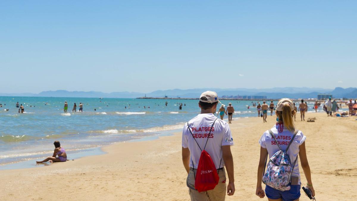 Los nuevos informadores que vigilan la playa de Cullera.