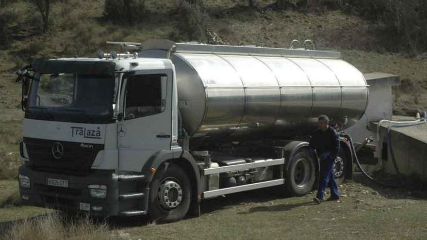 Un camión cisterna abastece de agua el depósito de Sejas de Aliste.