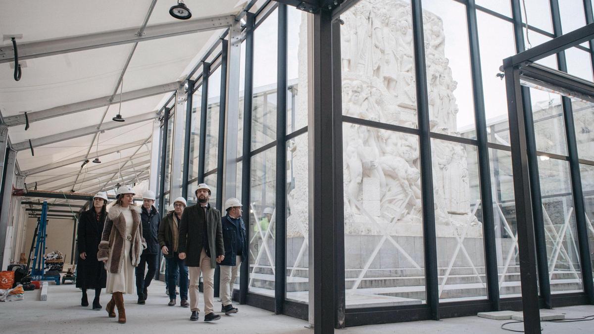 Espacio central acristalado que protege el monumento de Llorens Poy.