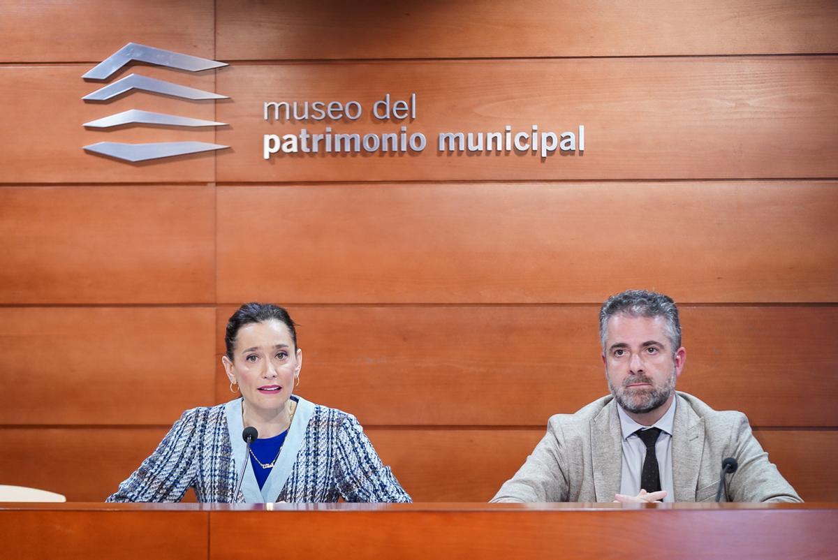 Elisa Pérez de Siles y Carlos Conde, en rueda de prensa.