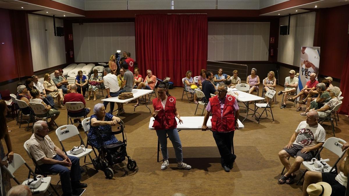 Cruz Roja y RuralTec promueven disminuir la brecha digital entre los más mayores.