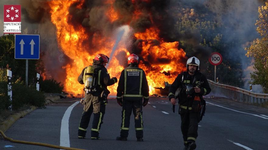 Un camión cargado de gasoil se incendia tras un accidente en Castelló