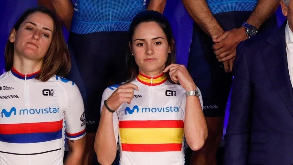 Lourdes Oyarbide, con el maillot de campeona de España, en la presentación del equipo Movistar.