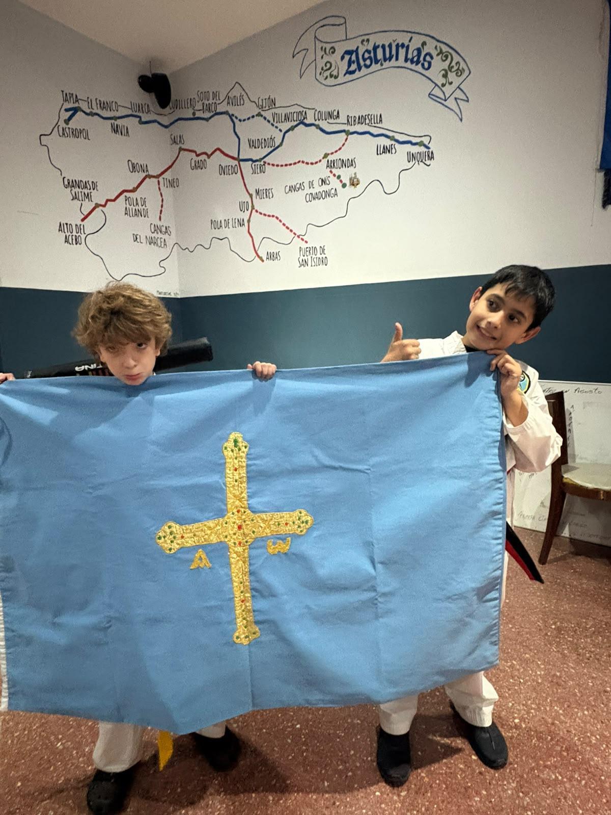 Dos niños del Centro Asturiano de Lanús con la bandera de Asturias cuyo origen desconocen.
