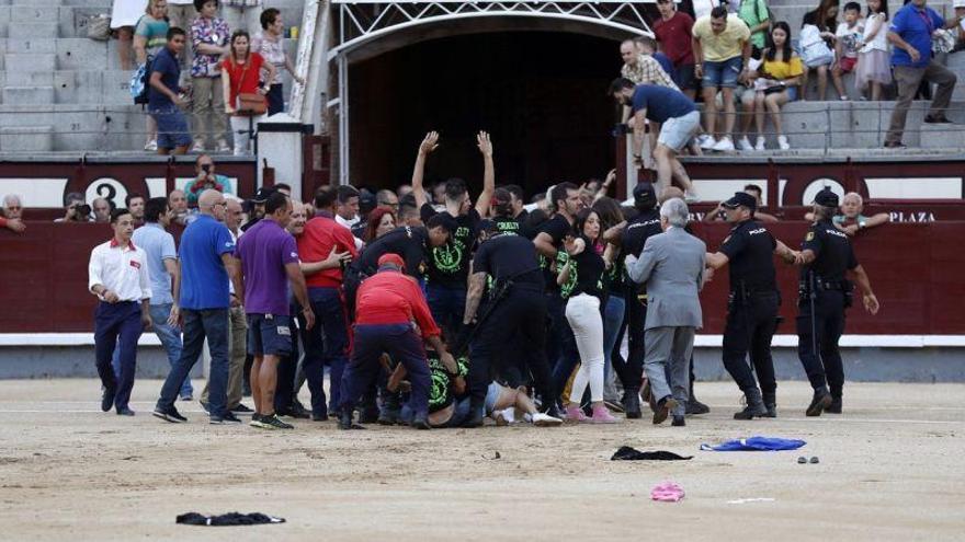 En libertad con cargos los 29 animalistas que saltaron a la plaza de toros de Las Ventas