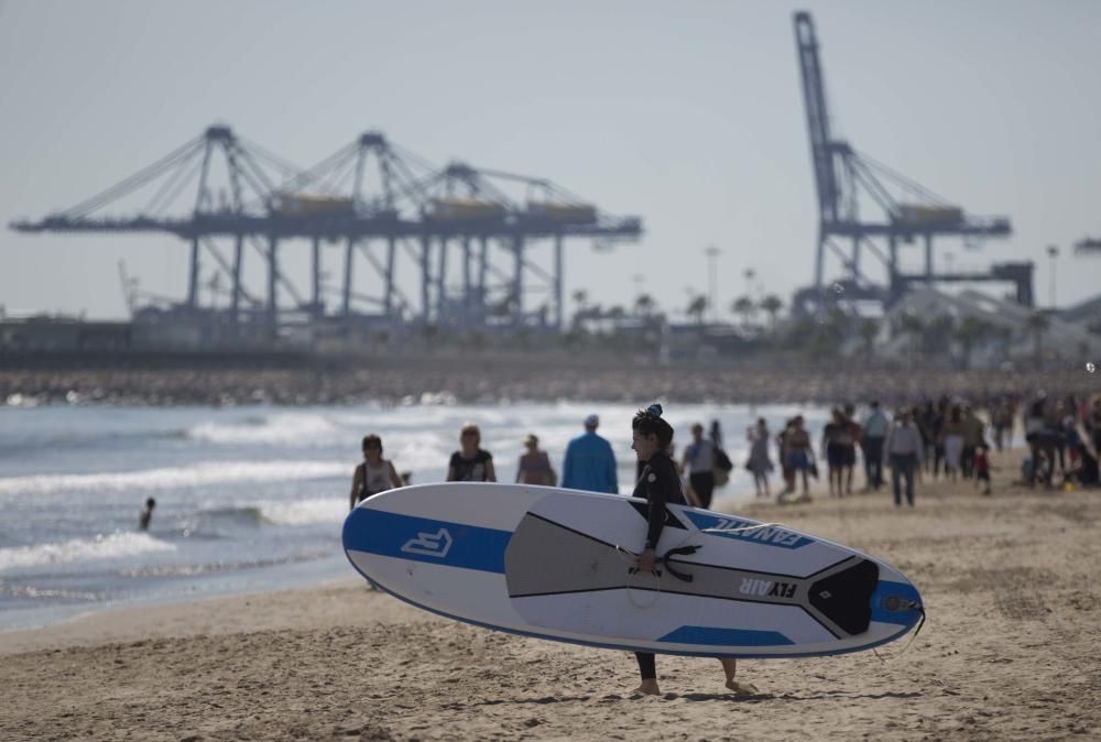 Numerosas personas han disfrutado de la jornada festiva y el sol en la playa.