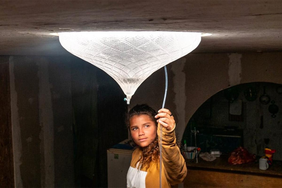 Inventan lámparas portátiles que funcionan con agua de mar