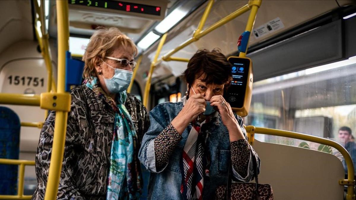 Dos mujeres con mascarilla en el transporte público de Moscú.