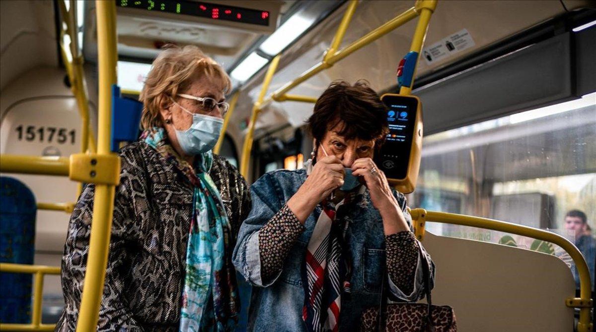 zentauroepp55258875 an elderly woman fixes her face mask to protect against the 201005181118