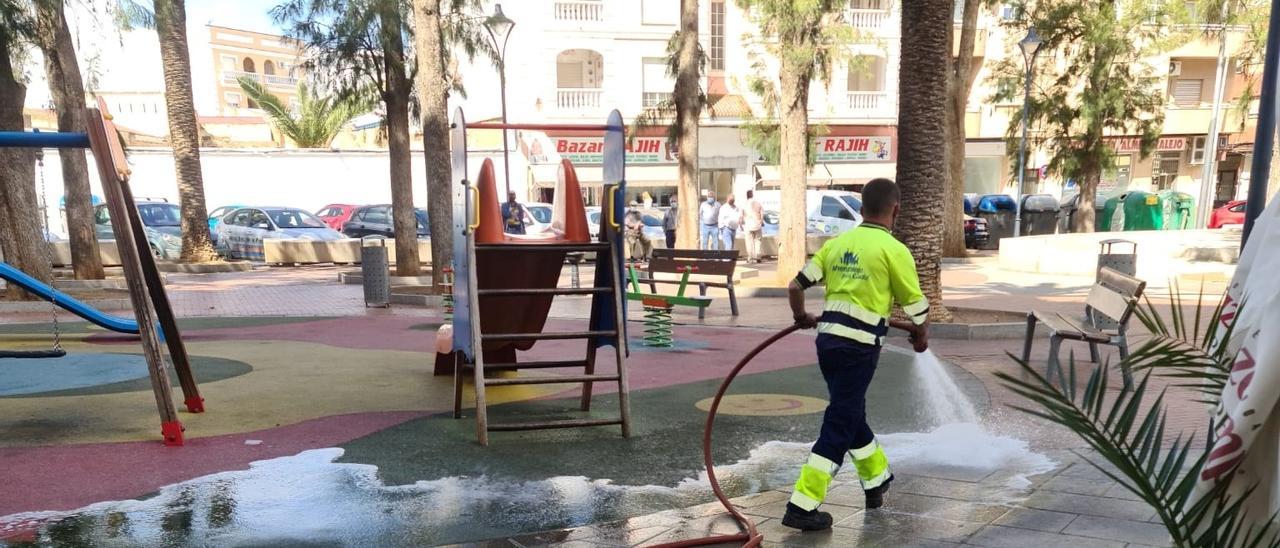 Un operario del servicio de limpieza en el parque de Las Palmeras