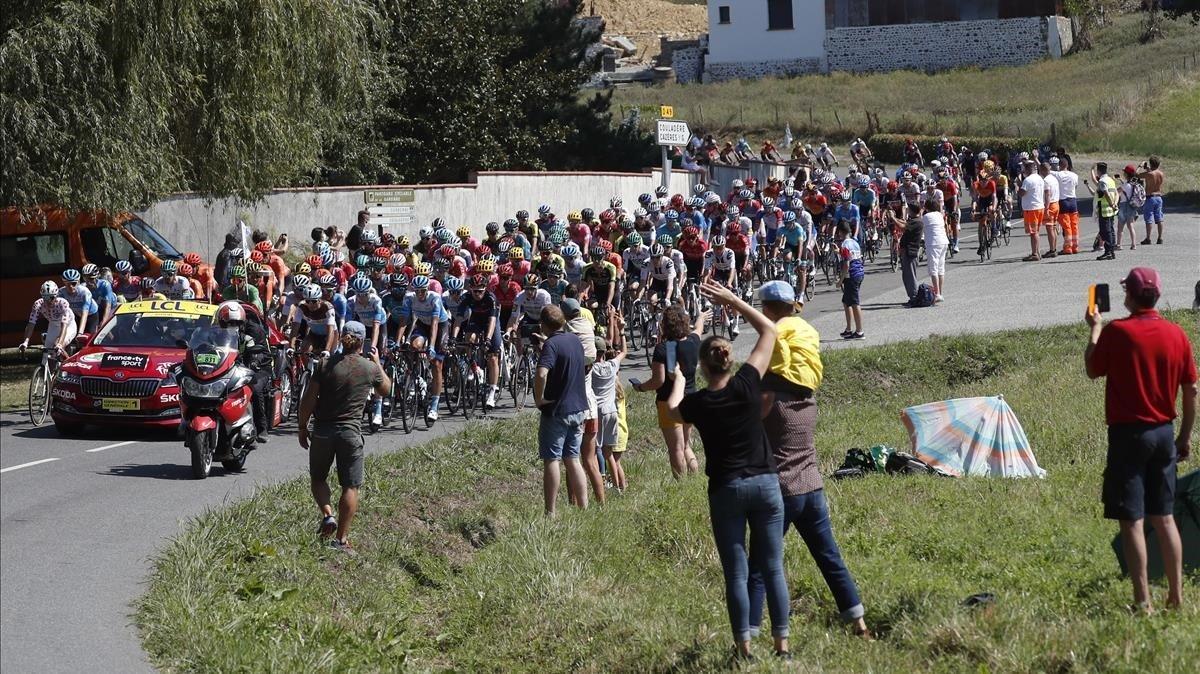 segea54788408 spectators cheer the riders during the stage 8 of the tour d200905142004