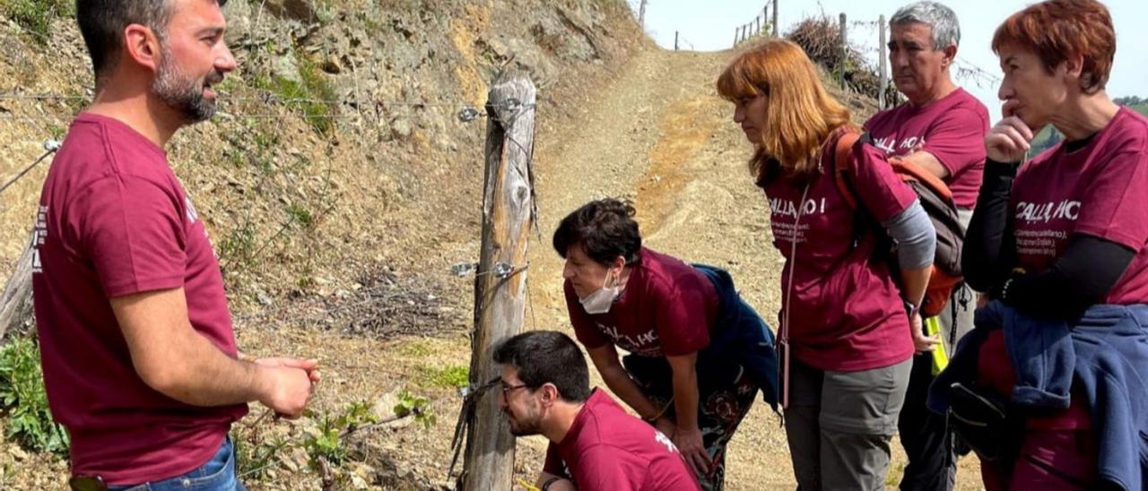 José María Martínez (a la izquierda) explica los secretos del vino en el taller “De la viña al cachu”, una de las actividades del certamen. | R. S. A.